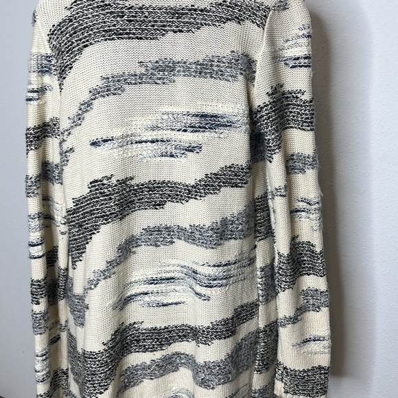 Lucky Brand cardigan sweater. Cream, gray,blue. Size Medium, Excellent Pre-loved - Picture 5 of 6